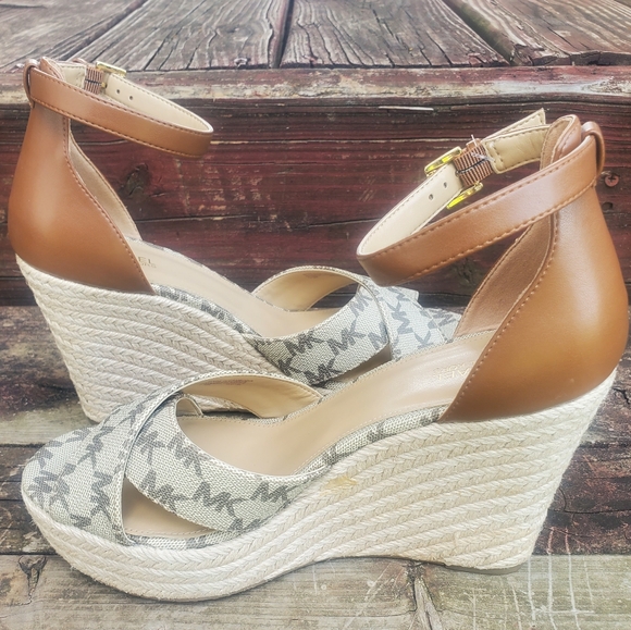 Michael Kors Wedge Sandals. - Picture 5 of 11